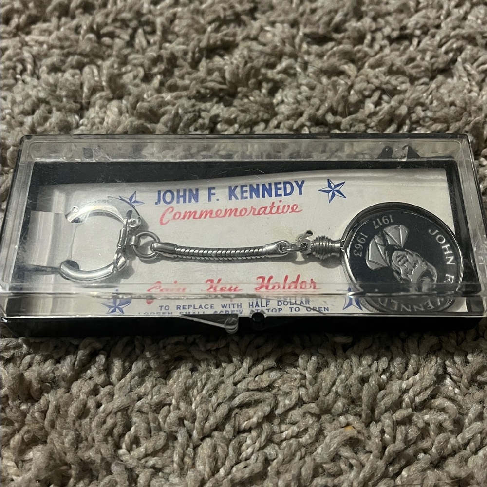 Vintage John F. Kennedy Commemorative Coin Key Holder - Picture 5 of 5